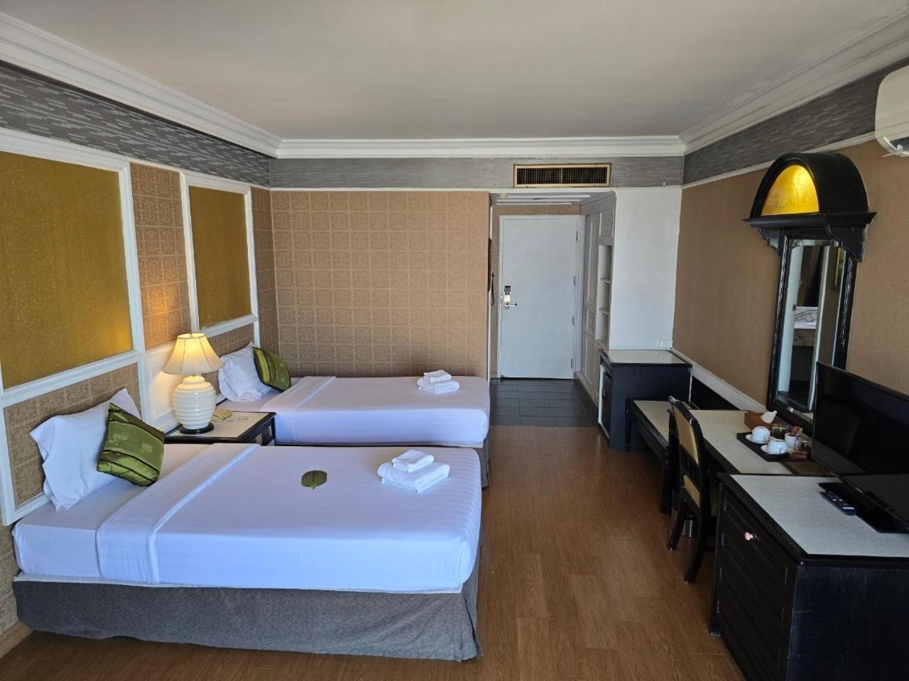 First Pacific Cirrus Hotel Pattaya Buitenkant foto