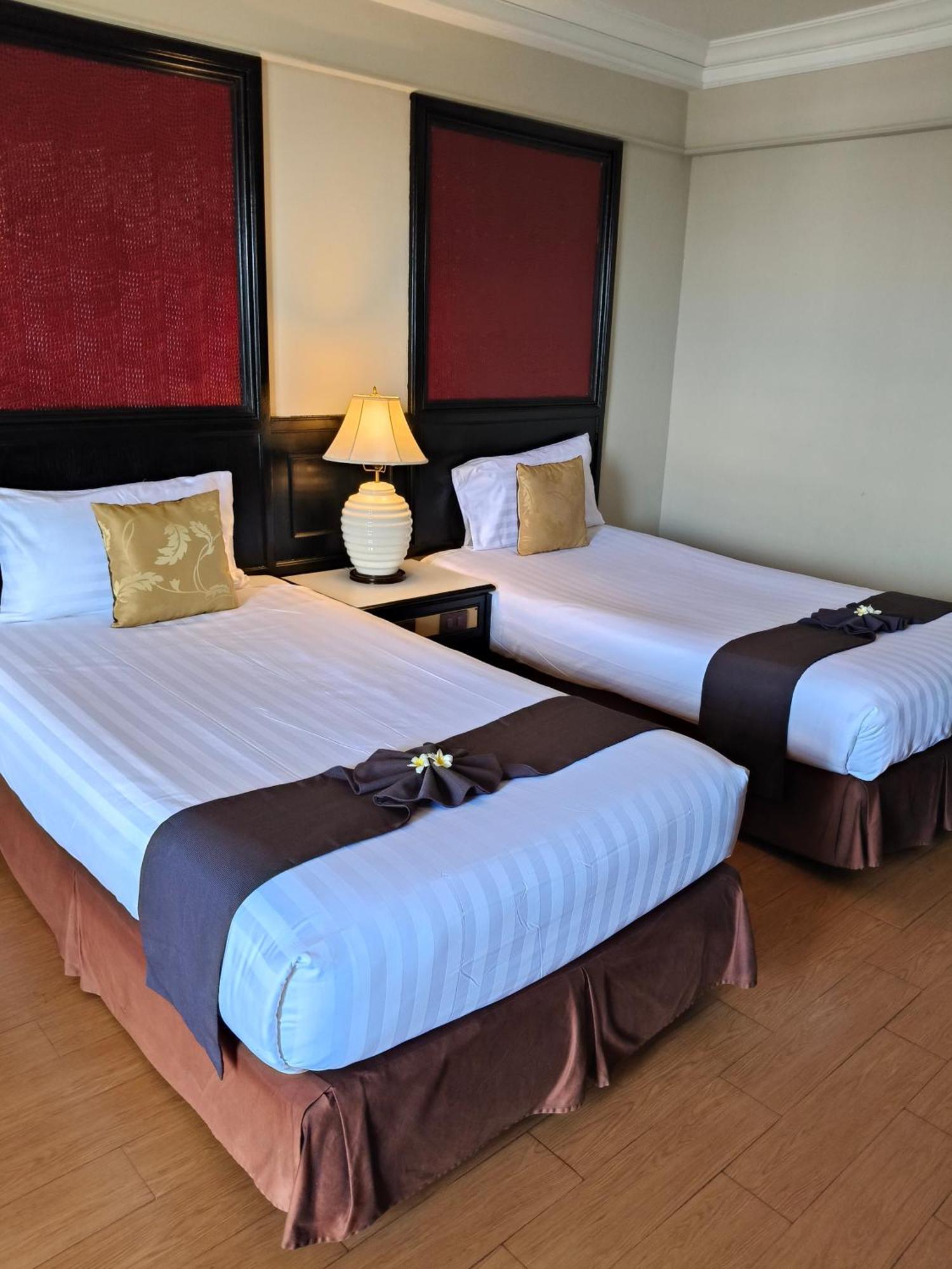First Pacific Cirrus Hotel Pattaya Buitenkant foto