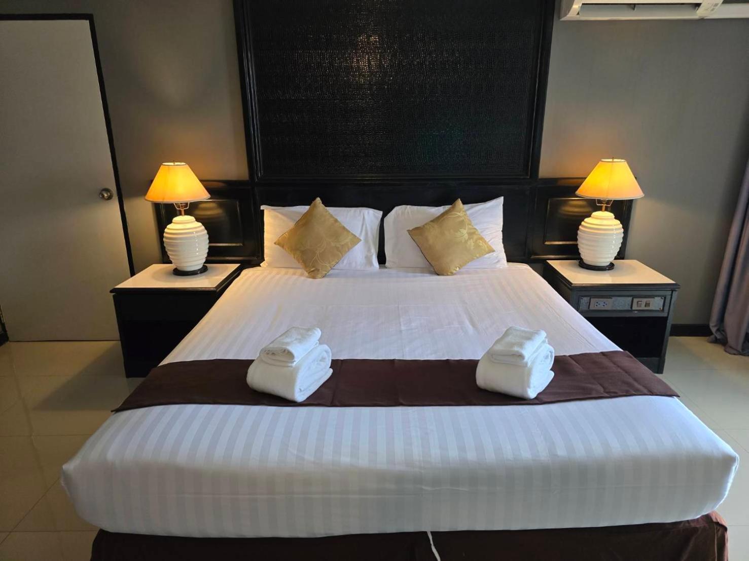 First Pacific Cirrus Hotel Pattaya Buitenkant foto