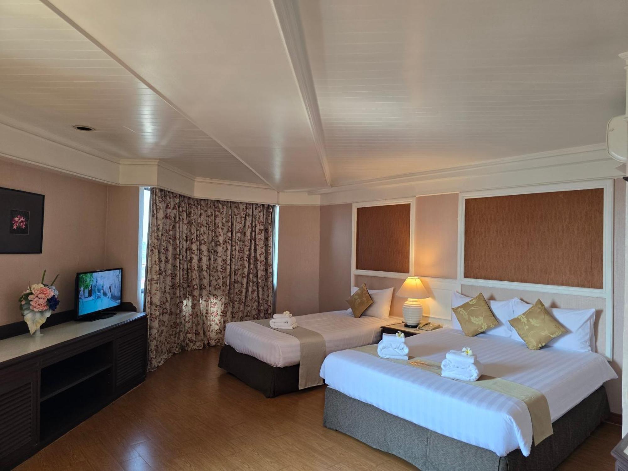 First Pacific Cirrus Hotel Pattaya Buitenkant foto