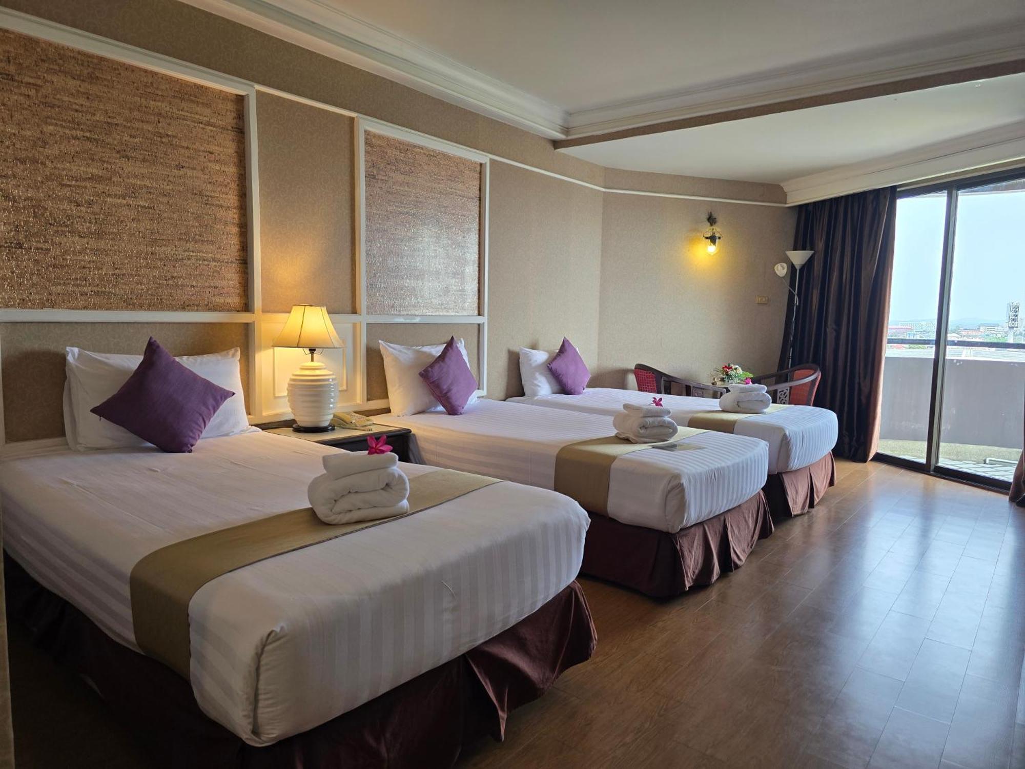 First Pacific Cirrus Hotel Pattaya Buitenkant foto